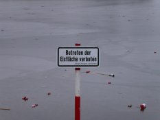 "Betreten der Eisfläche verboten" (Not permitted to step out on the ice)