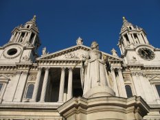 Queen Anne in front of St Paul's Cathedral