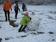 Building a snowman in Tiergarten